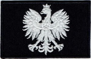 Orzełek na czapkę biały naszywka czarna rzep