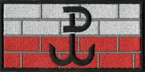 Polska Walcząca znak PW na tle muru i polskiej flagi naszywka 50x100mm rzep