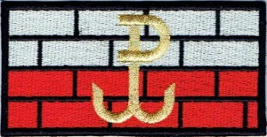 Polska Walcząca znak PW złoty na tle muru i polskiej flagi naszywka rzep