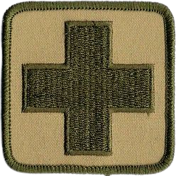 KRZYŻ MEDYCZNY APTECZKA naszywka 60x60 mm piaskowa haft khaki rzep